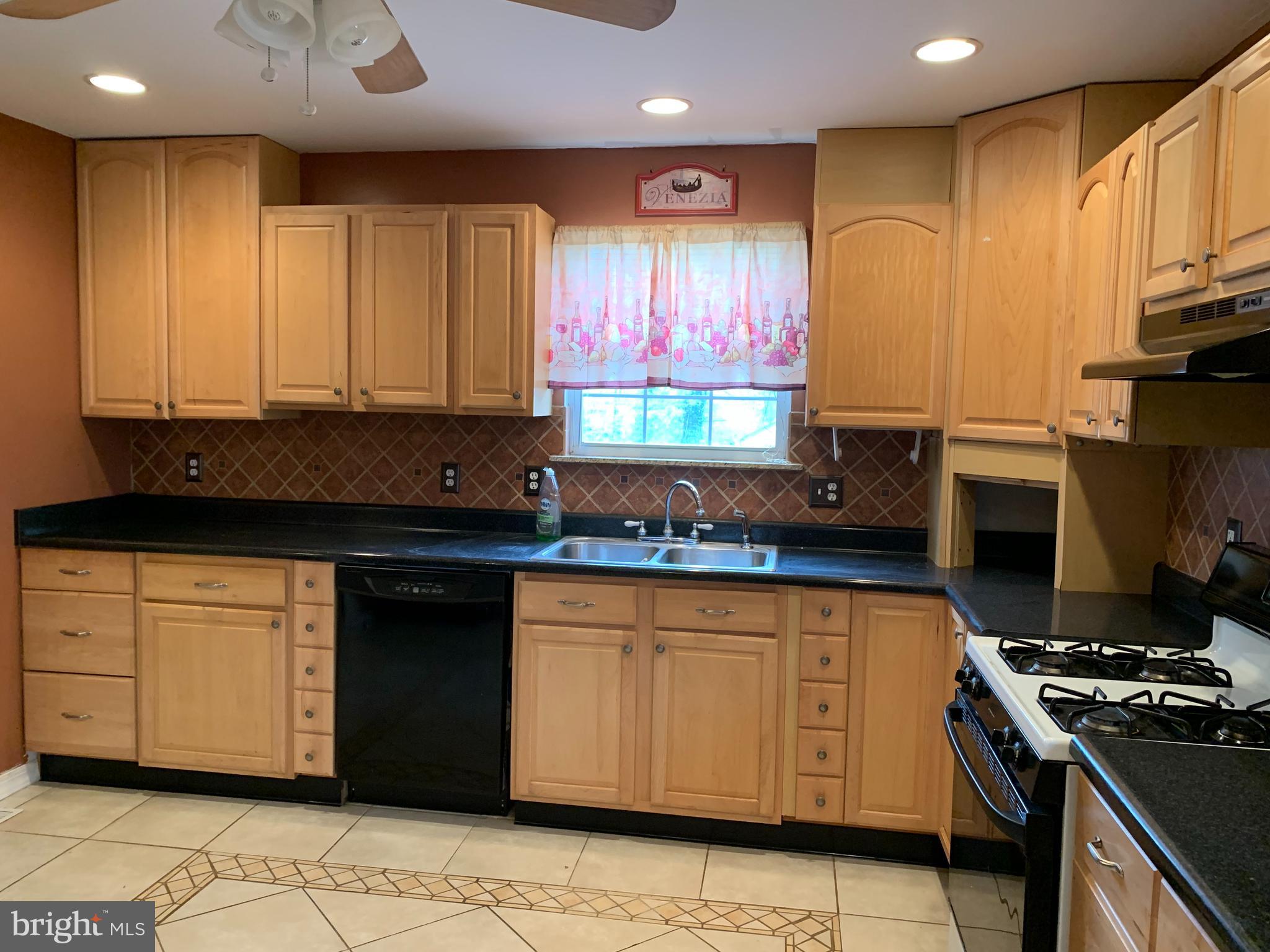 7911 Hillendale Road Baltimore, MD 21234 - Photo 4 of 23