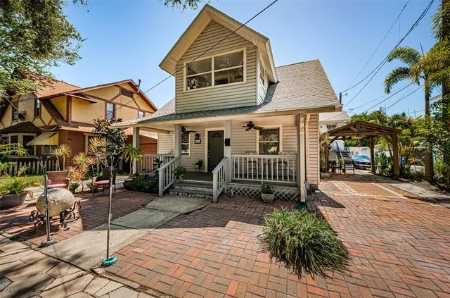 $2,999 | 833 1st Street Northeast, St. Petersburg, FL 33701