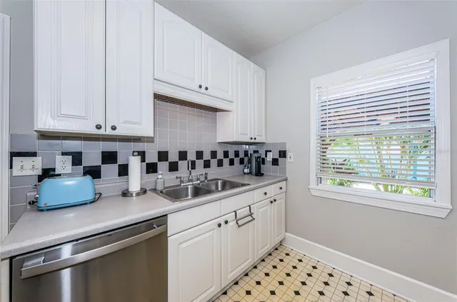 $2,999 | 833 1st Street Northeast, St. Petersburg, FL 33701