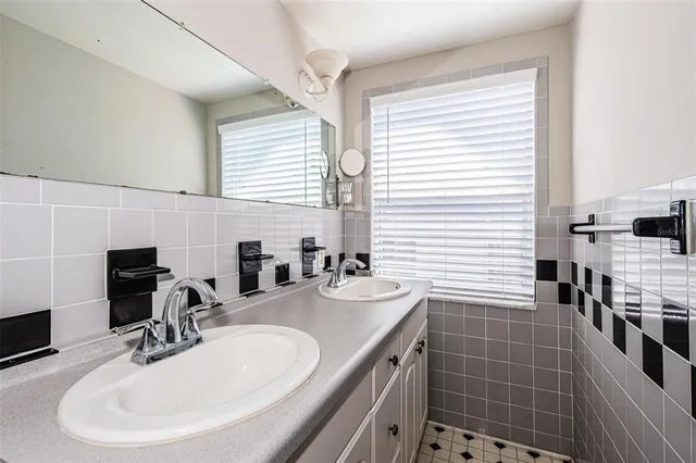 $2,999 | 833 1st Street Northeast, St. Petersburg, FL 33701