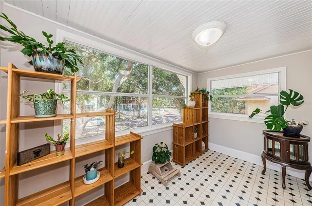 $2,999 | 833 1st Street Northeast, St. Petersburg, FL 33701