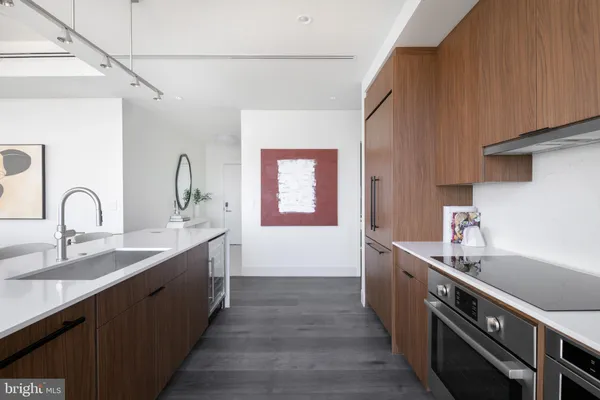 $6,525 | 1-5 Dock Street, Unit PH2805, Philadelphia, PA 19106