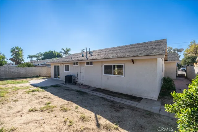 a view of a house with a backyard