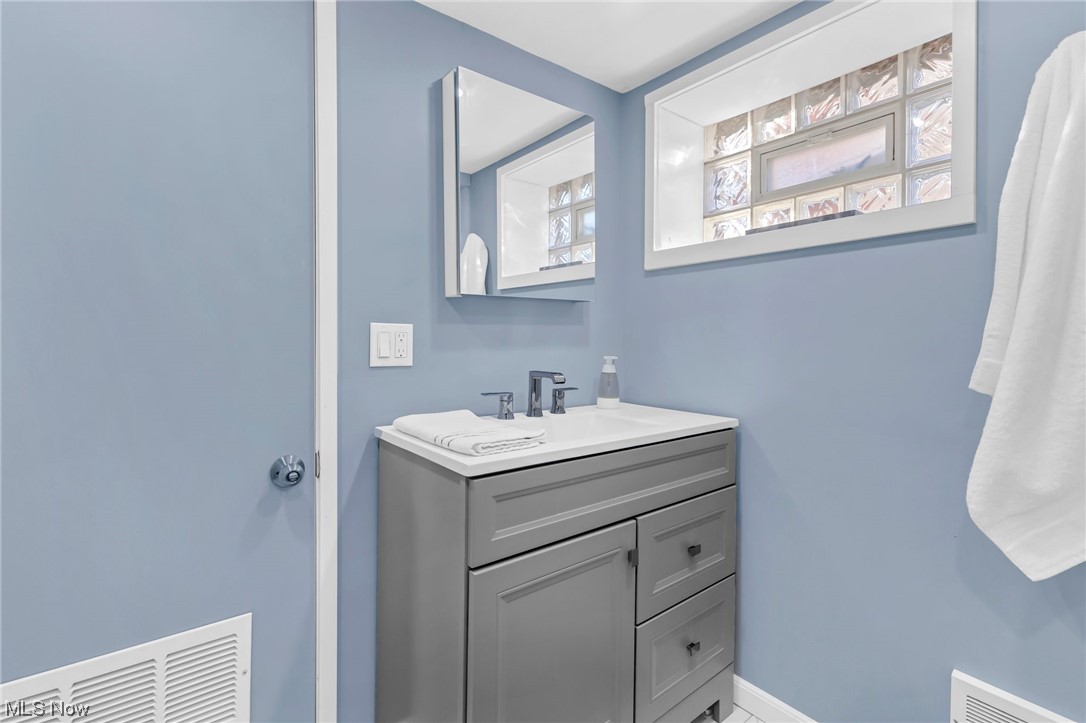 16404 West Park Road Cleveland, OH 44111 - Photo 29 of 41 Full bathroom in basement