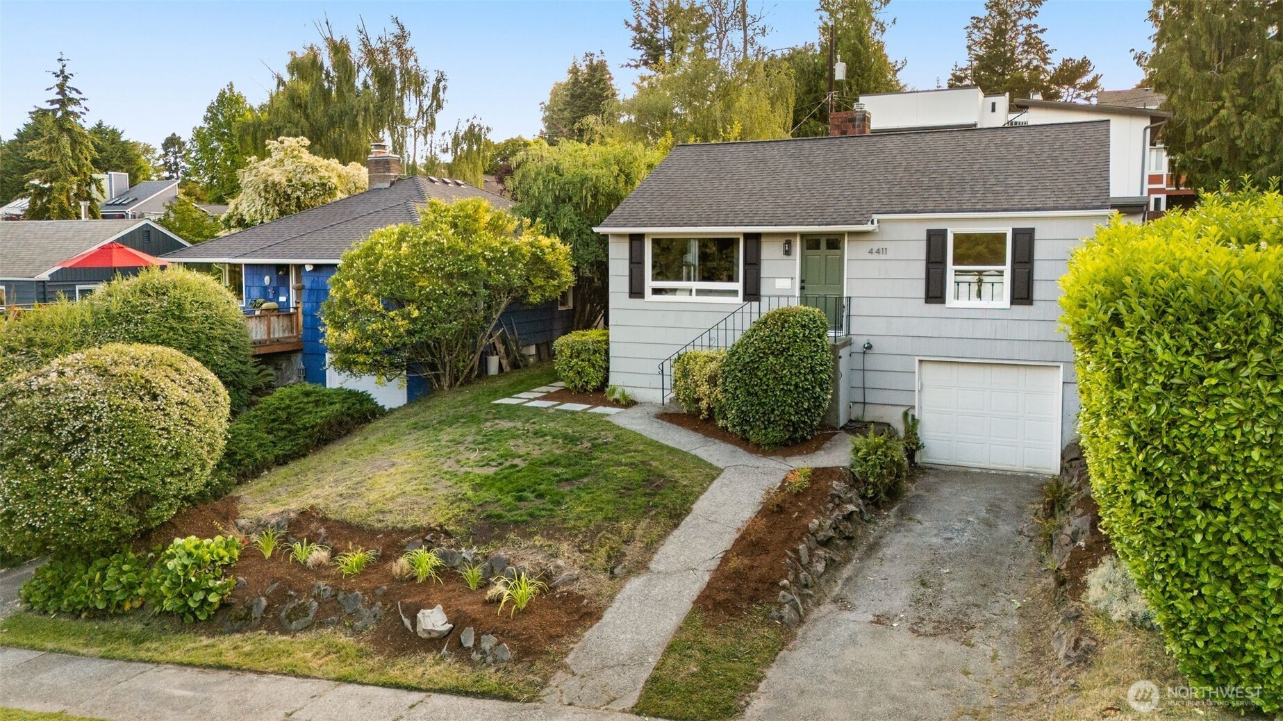 4411 50th Avenue Southwest Seattle, WA 98116 - Photo 2 of 27