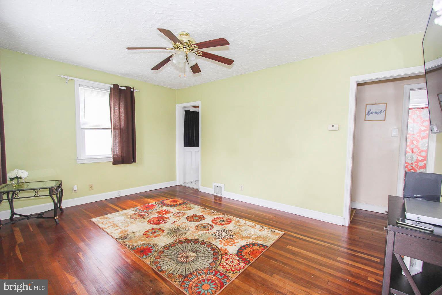 1036 Fairview Road Hagerstown, MD 21742 - Photo 8 of 21 Living room