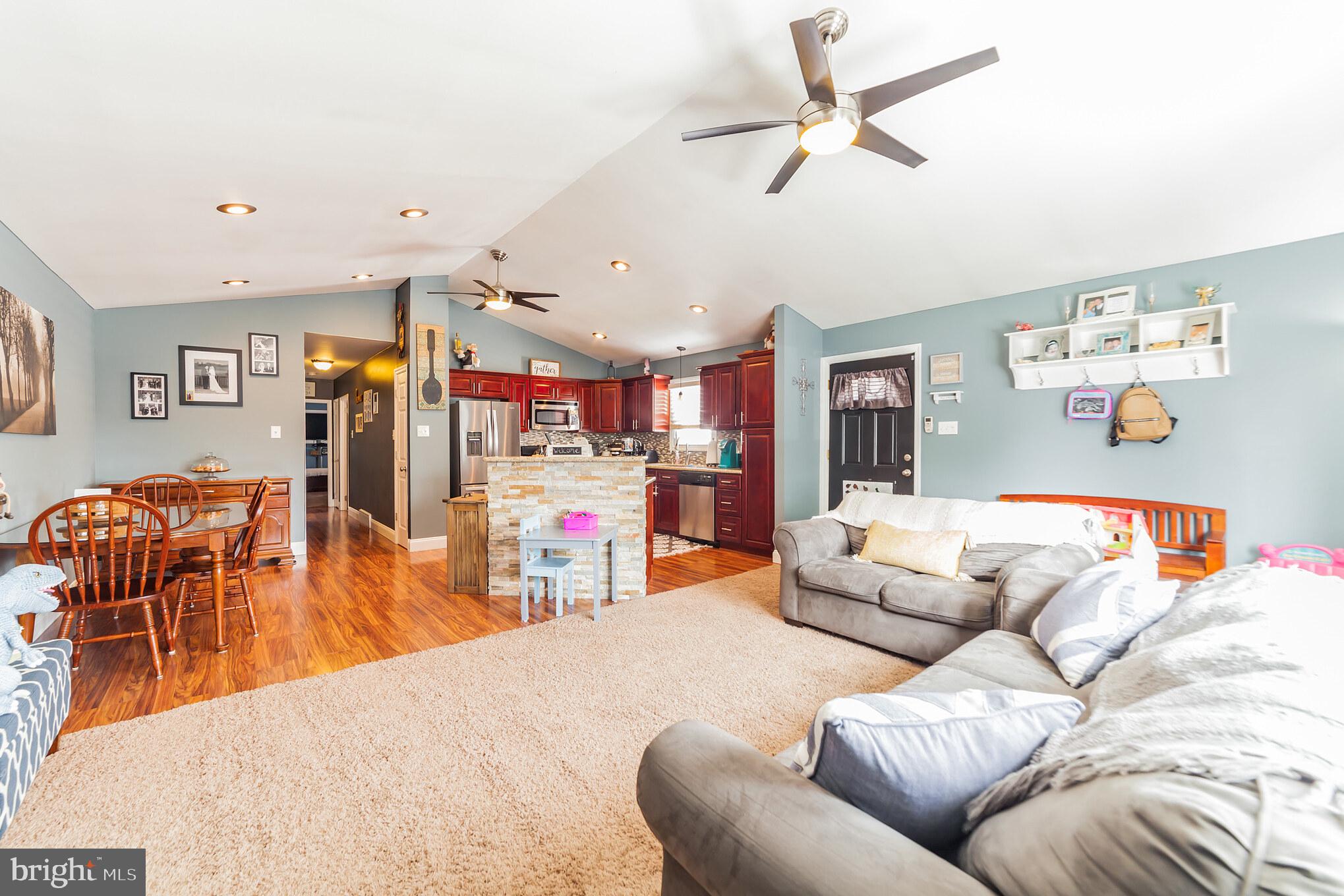3336 Red Lion Road Philadelphia, PA 19114 - Photo 3 of 26 Living Room