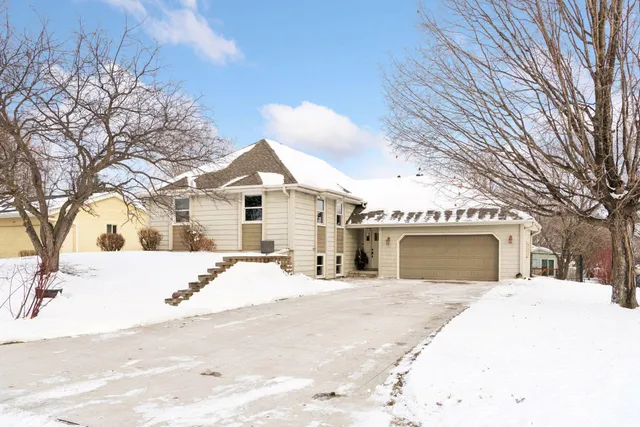 $450,000 | 1521 Crest Drive, Chaska, MN 55318