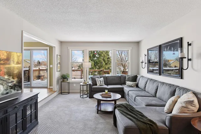 $450,000 | 1521 Crest Drive, Chaska, MN 55318