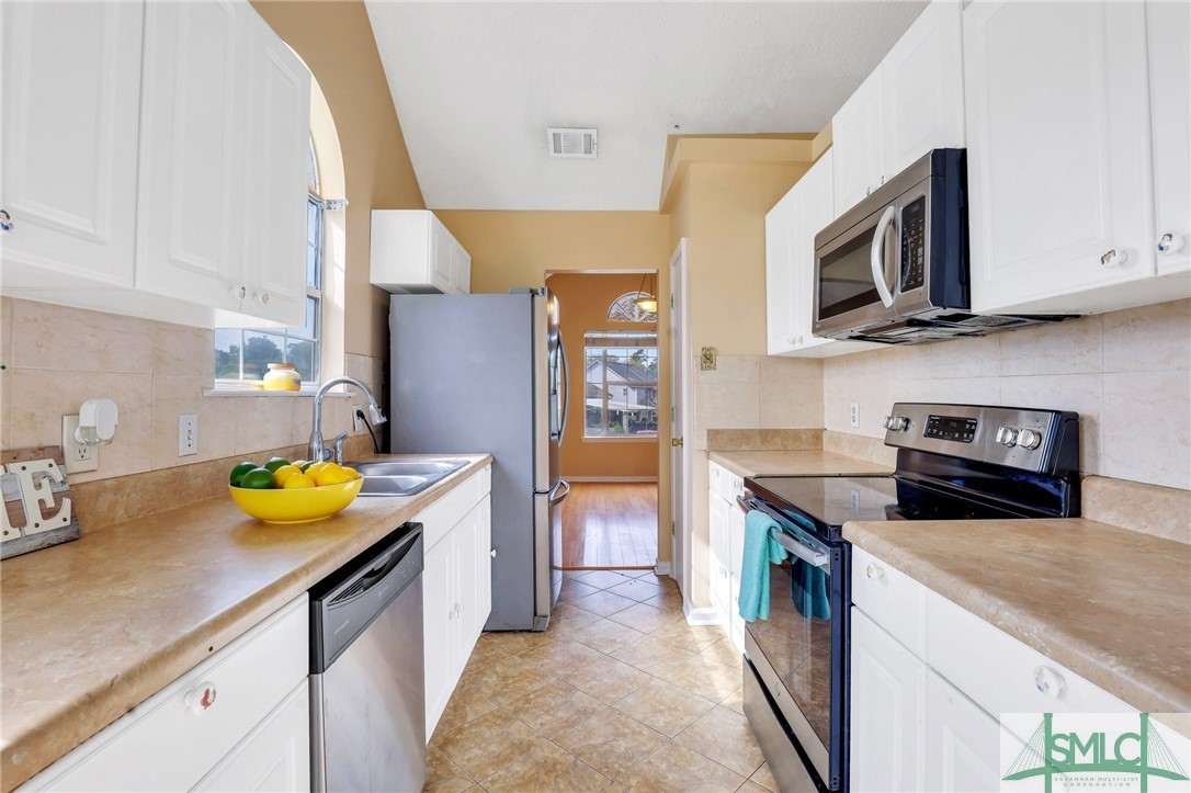 208 Stonebridge Drive Savannah, GA 31410 - Photo 11 of 40 Galley Kitchen - all appliances included