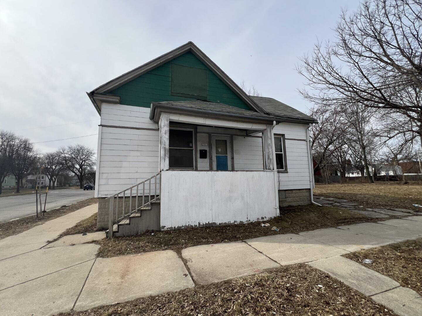 2901 North Mother Simpson Way Milwaukee, WI 53206 - Photo 1 of 8 1952965