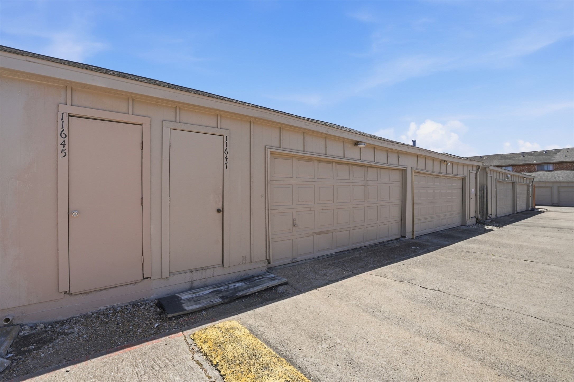 11647 Sabo Road Houston, TX 77089 - Photo 35 of 36 a backyard of a house