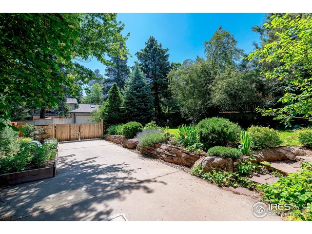 a view of a back yard