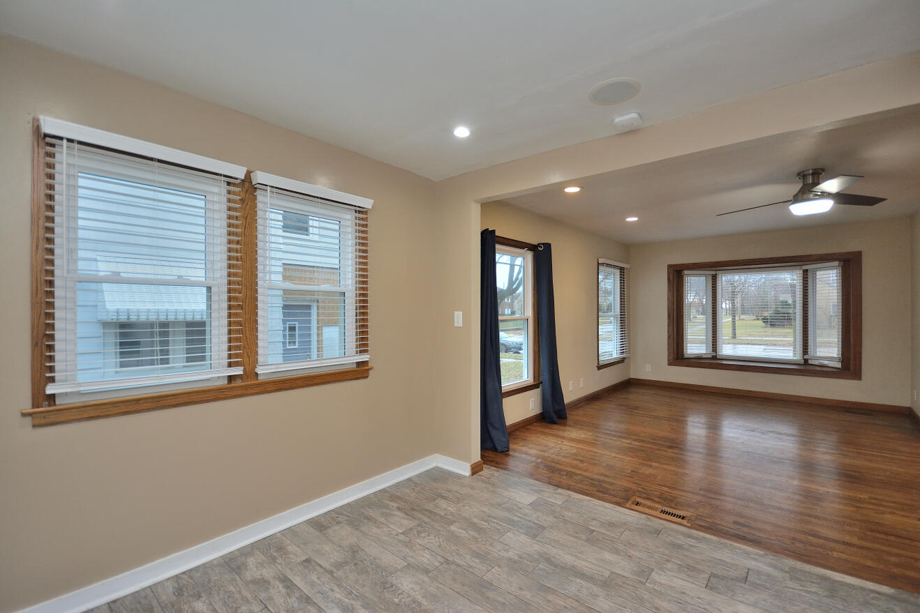 8104 West Center Street Milwaukee, WI 53222 - Photo 11 of 32 Livingroom/Kitchen