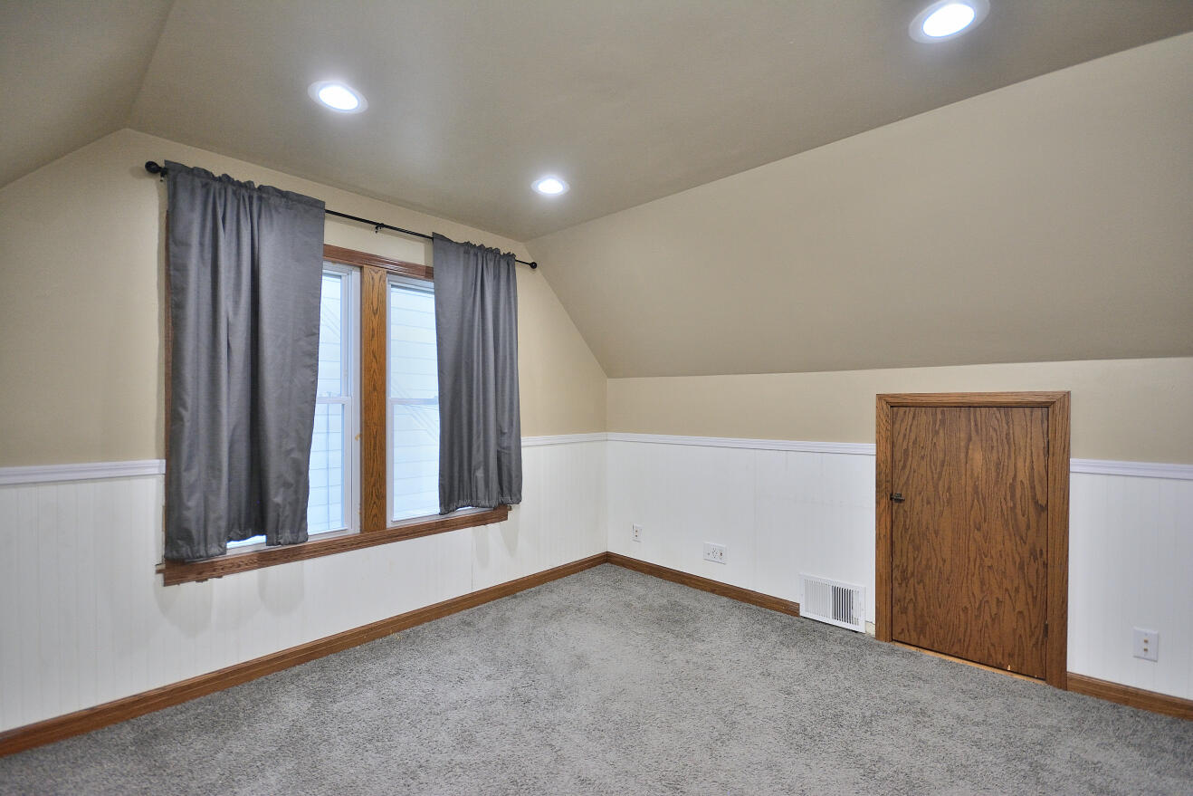 8104 West Center Street Milwaukee, WI 53222 - Photo 17 of 32 Bedroom 3