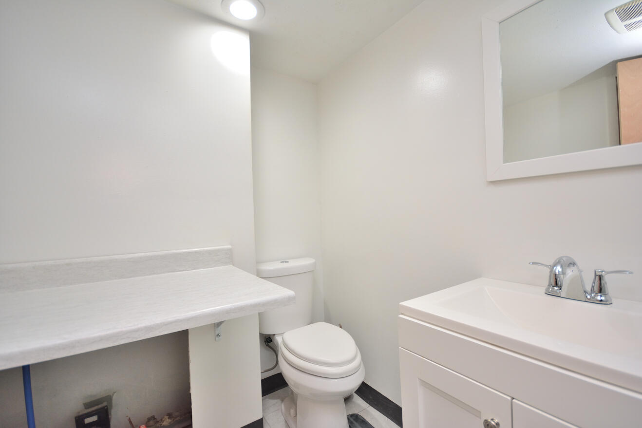 8104 West Center Street Milwaukee, WI 53222 - Photo 19 of 32 Bath 2