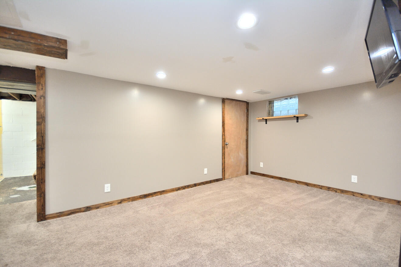 8104 West Center Street Milwaukee, WI 53222 - Photo 21 of 32 Rec Room