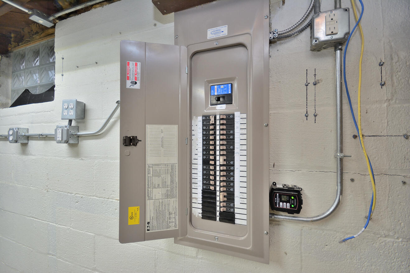 8104 West Center Street Milwaukee, WI 53222 - Photo 26 of 32 Circuit Breakers