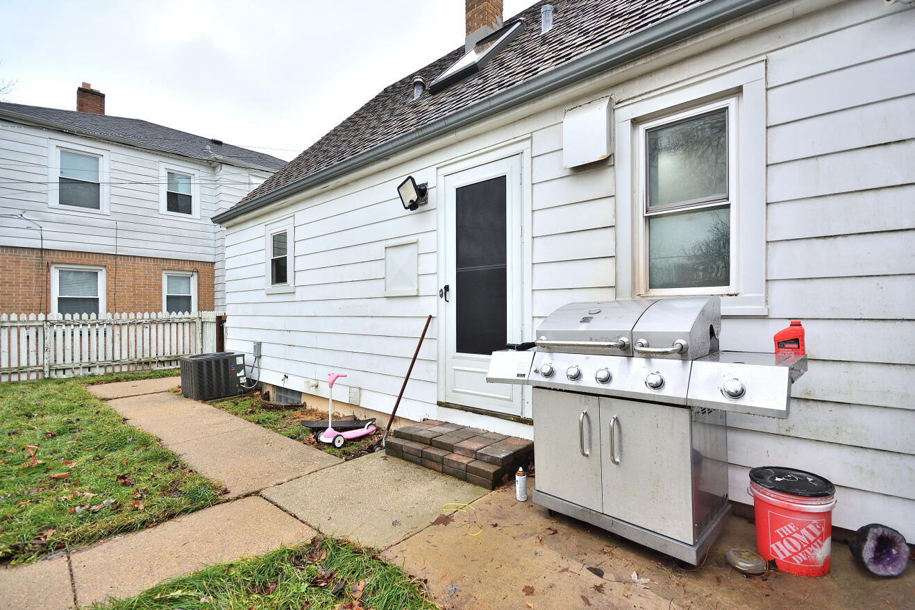 8104 West Center Street Milwaukee, WI 53222 - Photo 28 of 32 Back
