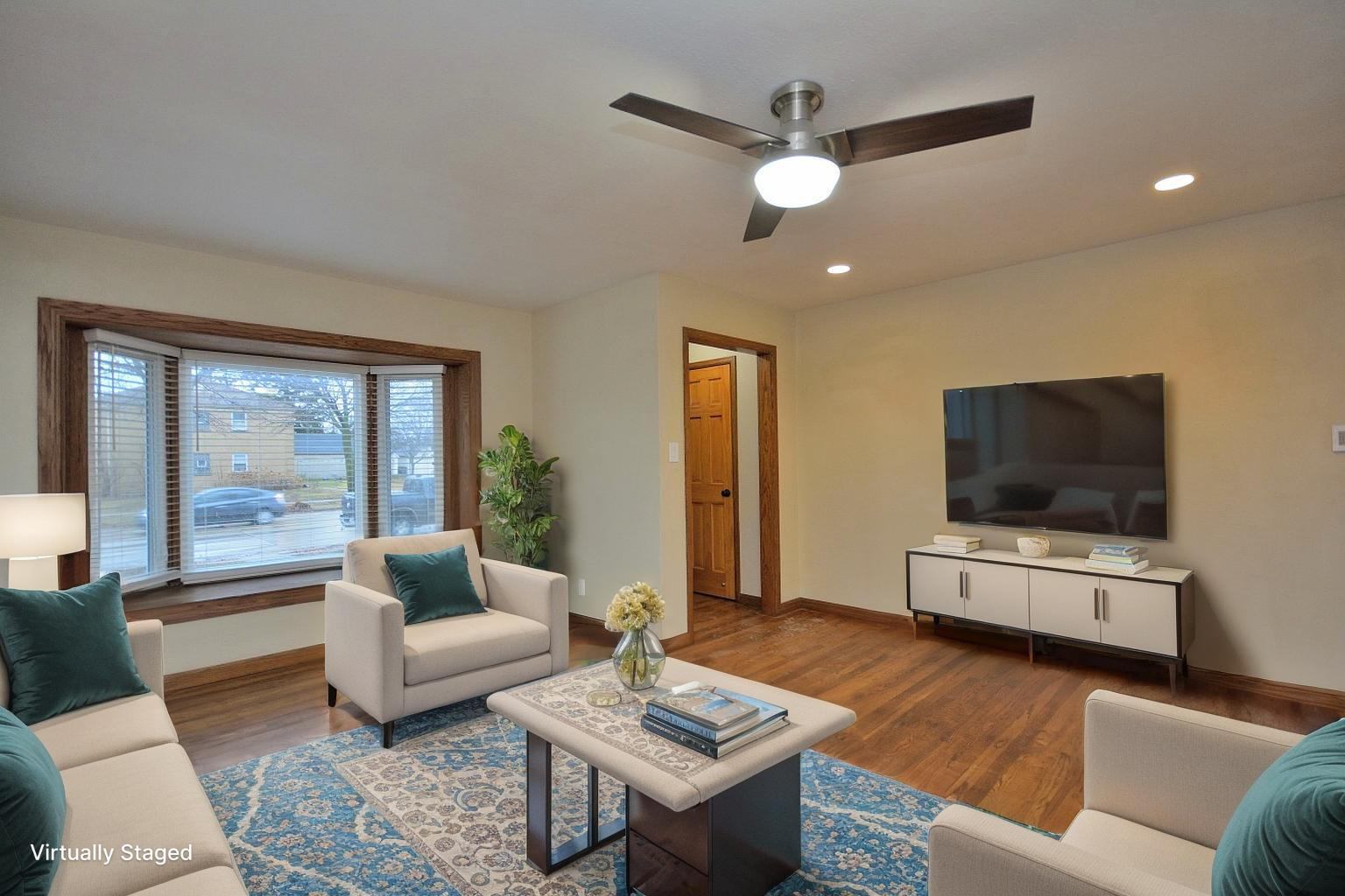 8104 West Center Street Milwaukee, WI 53222 - Photo 3 of 32 Living Room