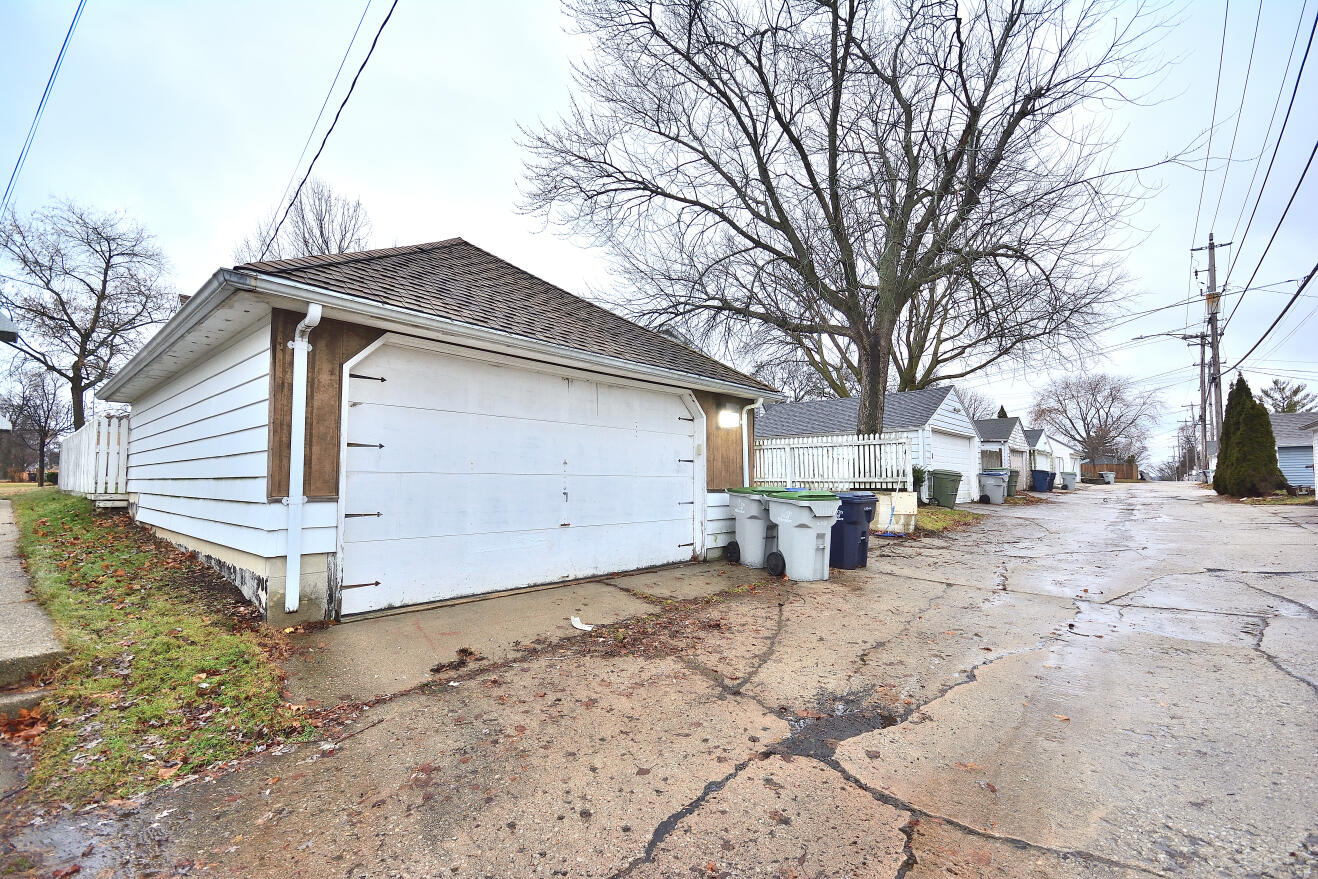 8104 West Center Street Milwaukee, WI 53222 - Photo 31 of 32 Heated Garage