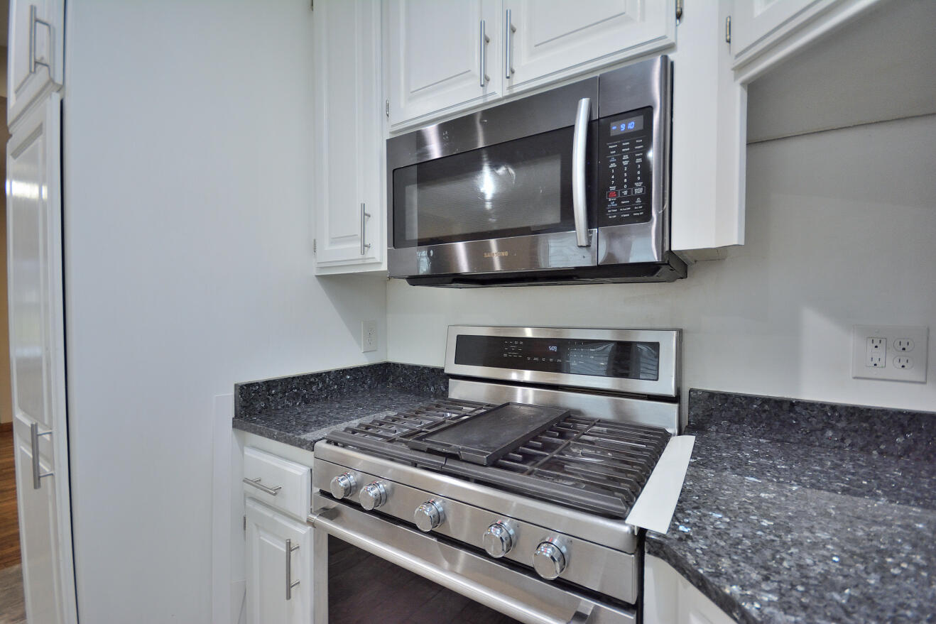 8104 West Center Street Milwaukee, WI 53222 - Photo 9 of 32 Kitchen
