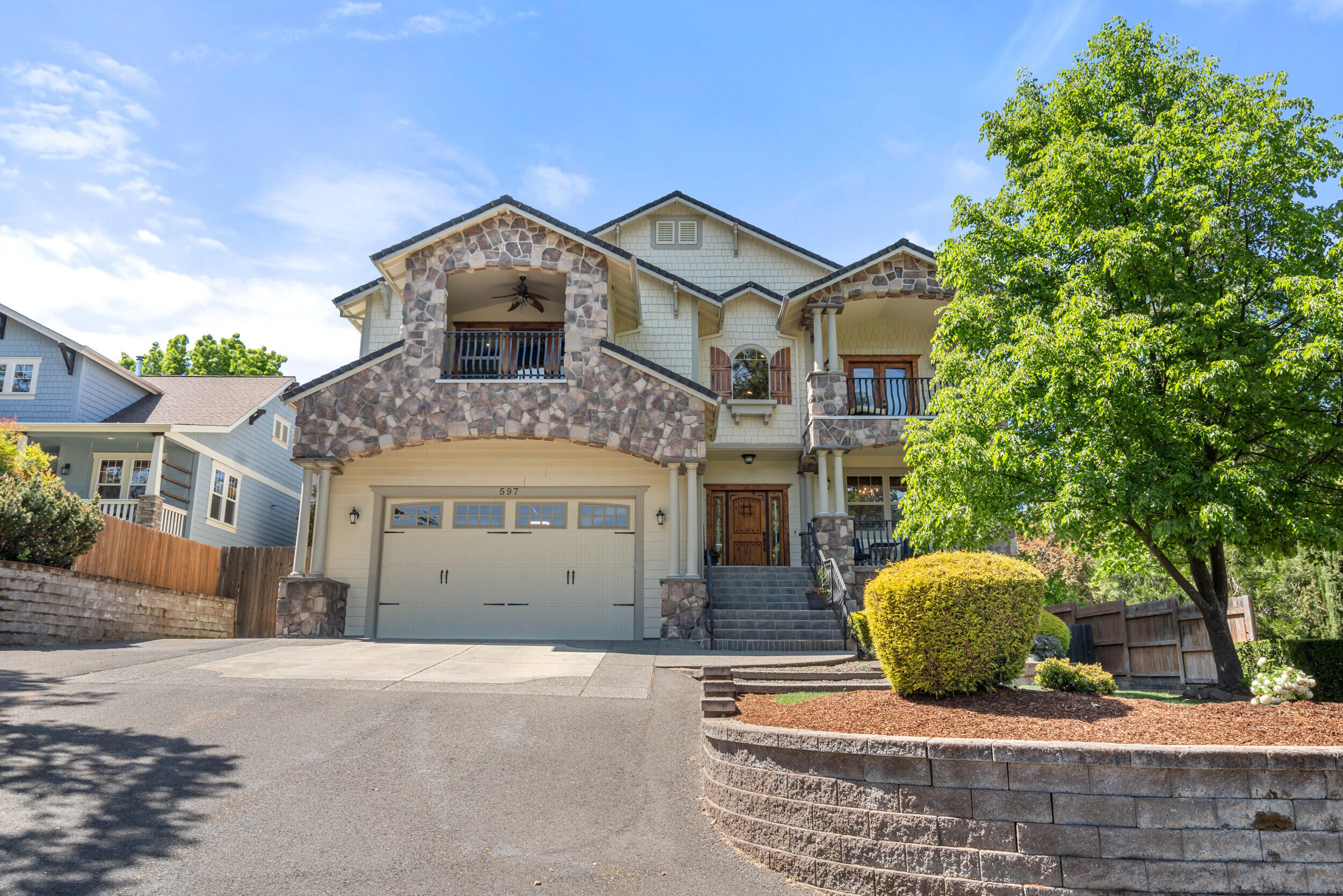 597 Pierce Road Medford, OR 97504 - Photo 5 of 88