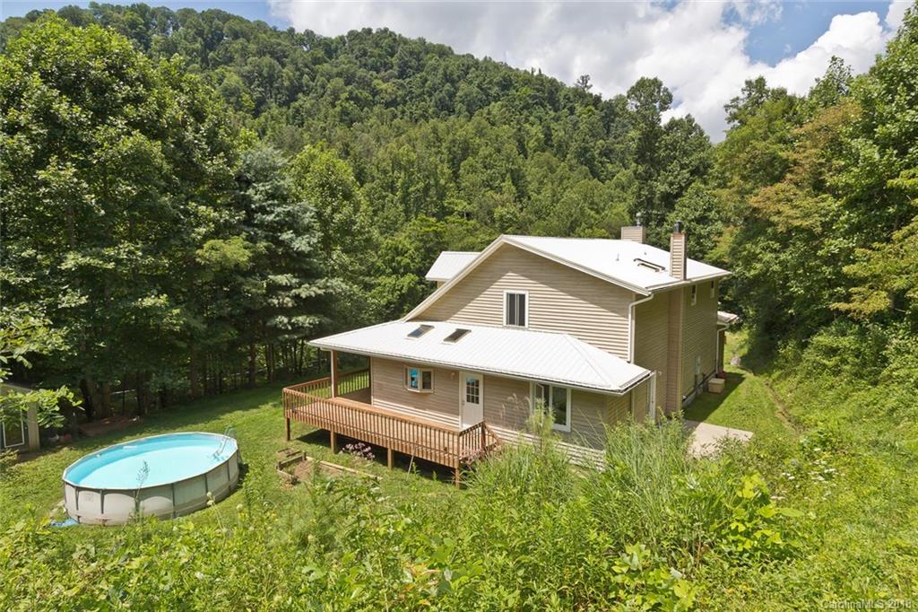282 Fox Creek Road Mars Hill, NC 28754 - Photo 28 of 36 a roof view with a garden space