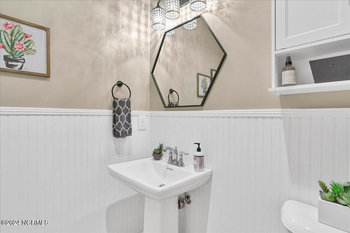 23 Bedford Circle Pinehurst, NC 28374 - Photo 4 of 58 Powder Room