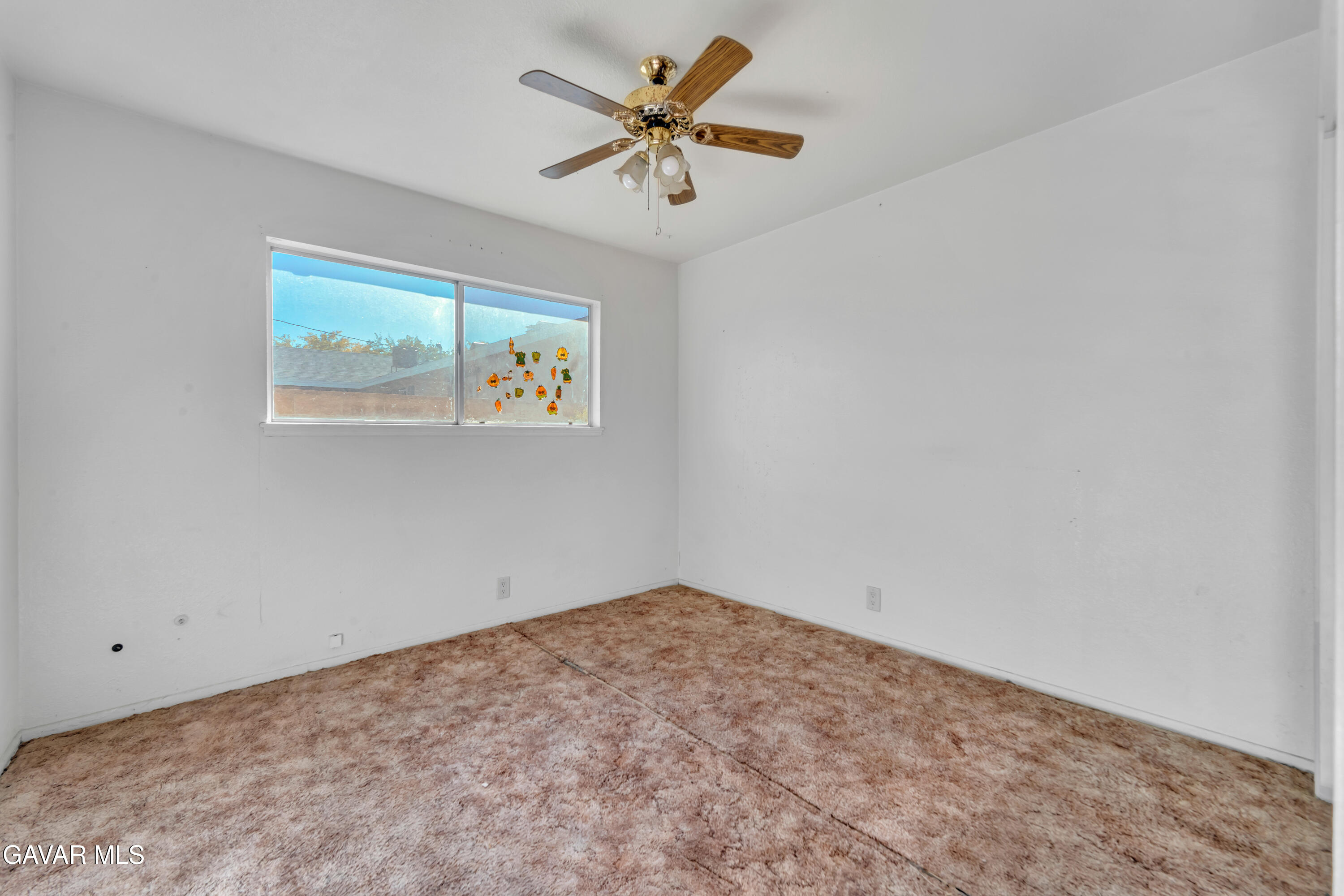 41522 Rimfield Avenue Lancaster, CA 93536 - Photo 10 of 15 an empty room with table and fan
