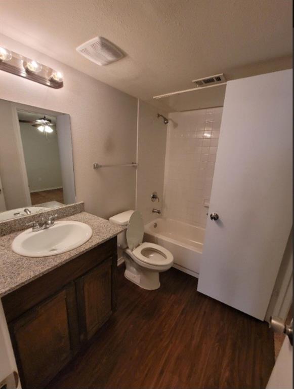 9837 Walnut Street, Unit 108 Dallas, TX 75243 - Photo 4 of 6 Bathroom with combination bathtub/shower