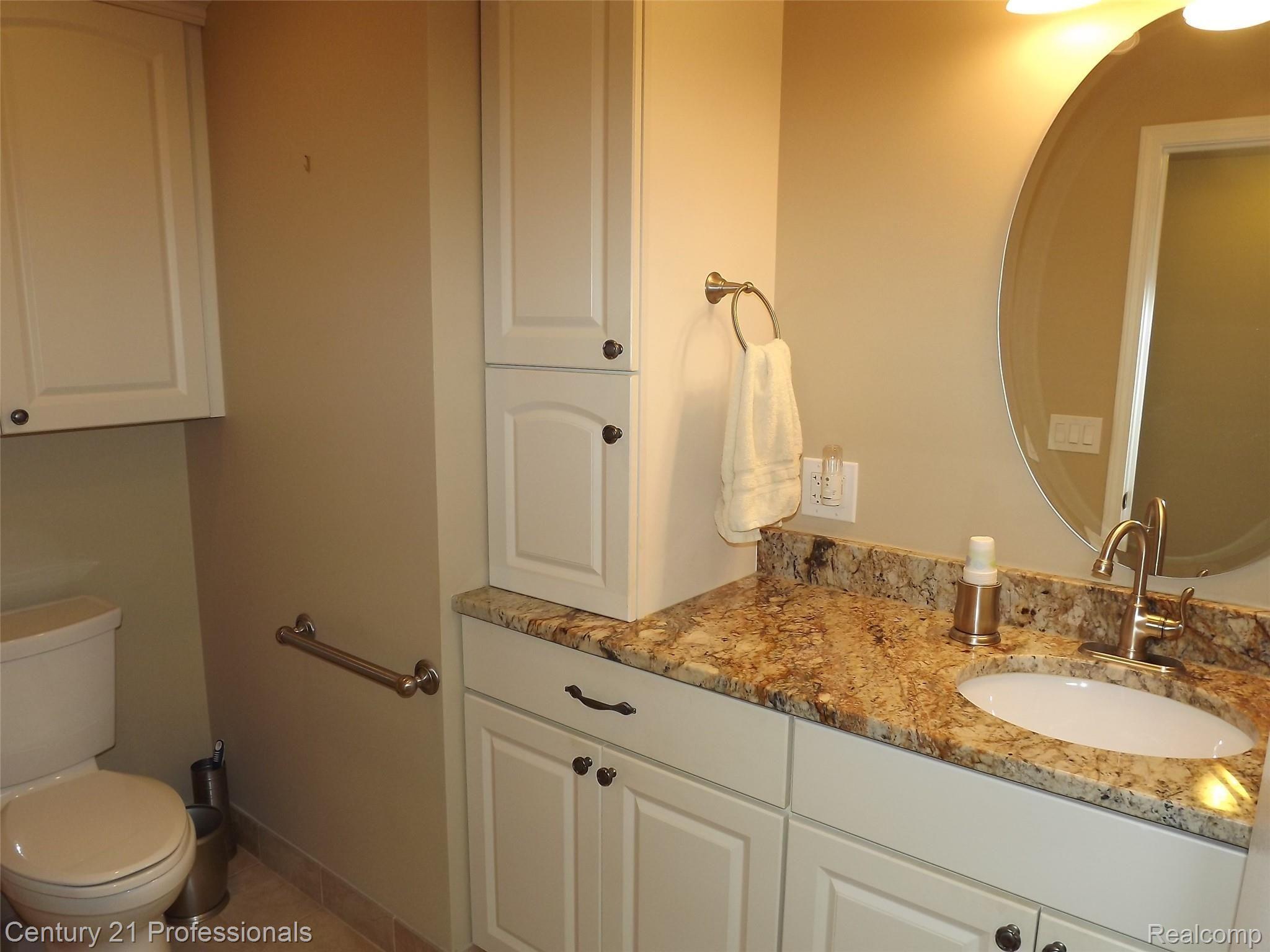 3294 Wendover Road Troy, MI 48084 - Photo 13 of 17 Full Bathroom