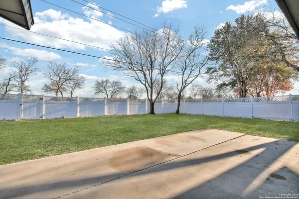 a view of a yard with a house