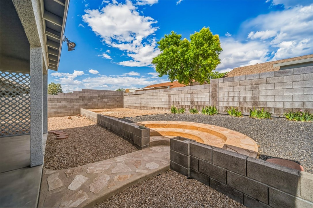 2144 Ridgeview Road Kingman, AZ 86401 - Photo 40 of 49 a view of a terrace with sky view