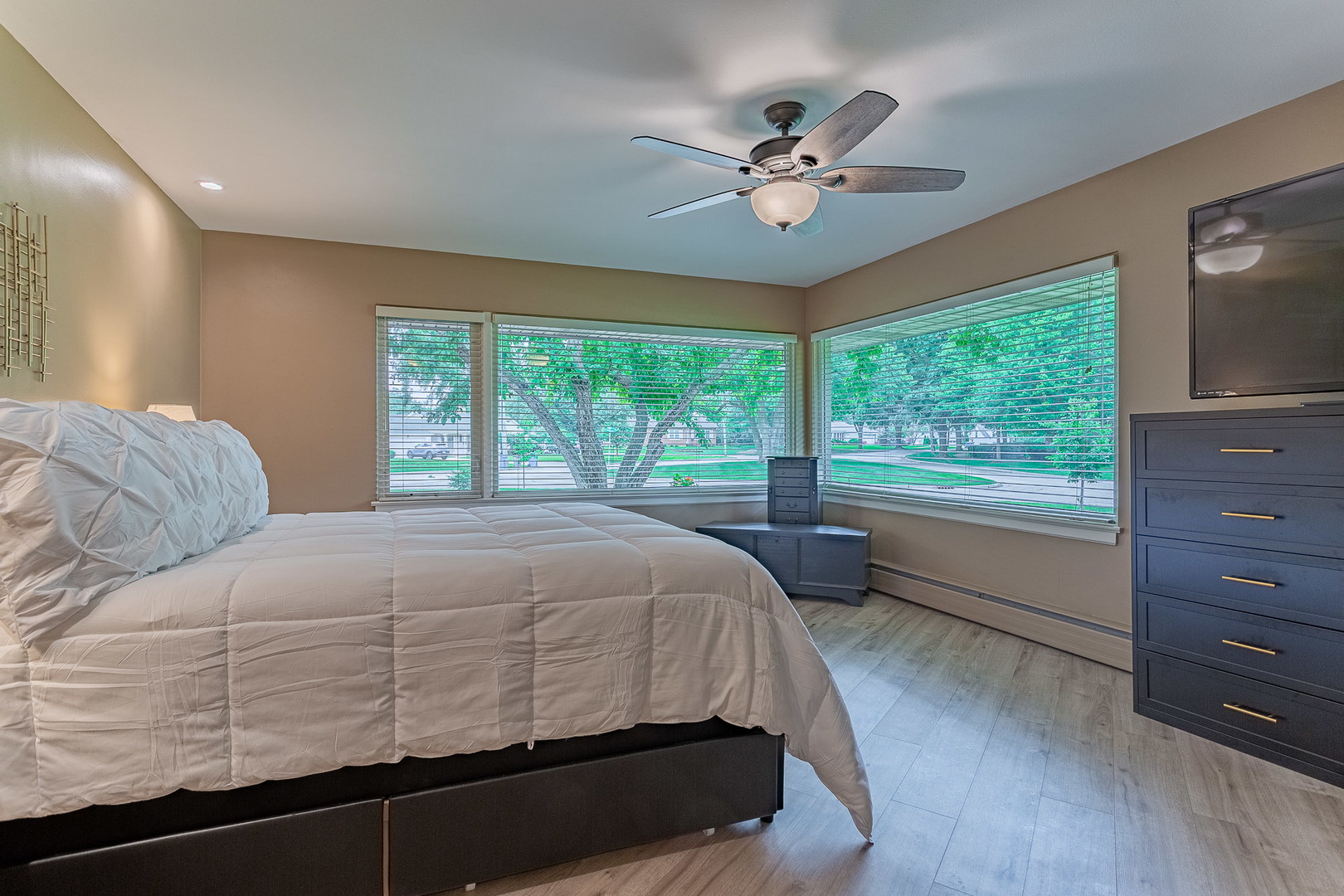 711 Greenview Road Itasca, IL 60143 - Photo 11 of 36 a bedroom with a large bed and a window