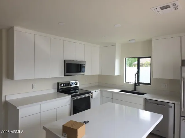 $2,100 | 8015 West Roma Avenue, Phoenix, AZ 85033