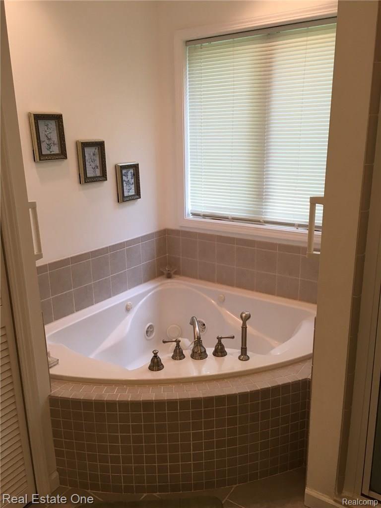 2082 Hunter Road Brighton, MI 48114 - Photo 22 of 46 IMG_3010.JPG