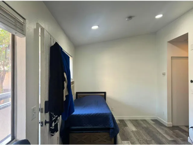 a view of entryway with a workspace