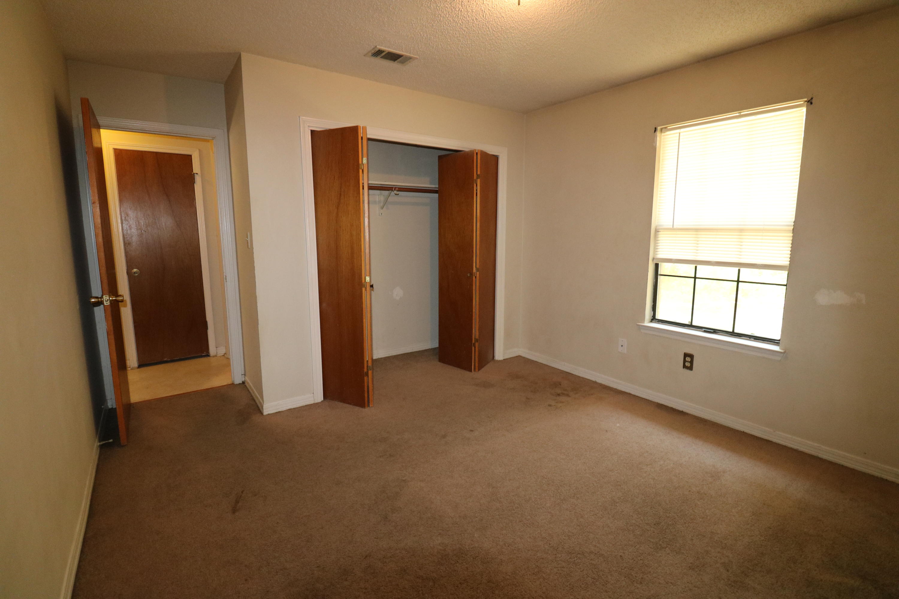 423 John King Road Crestview, FL 32539 - Photo 4 of 11 an empty room with windows and closet