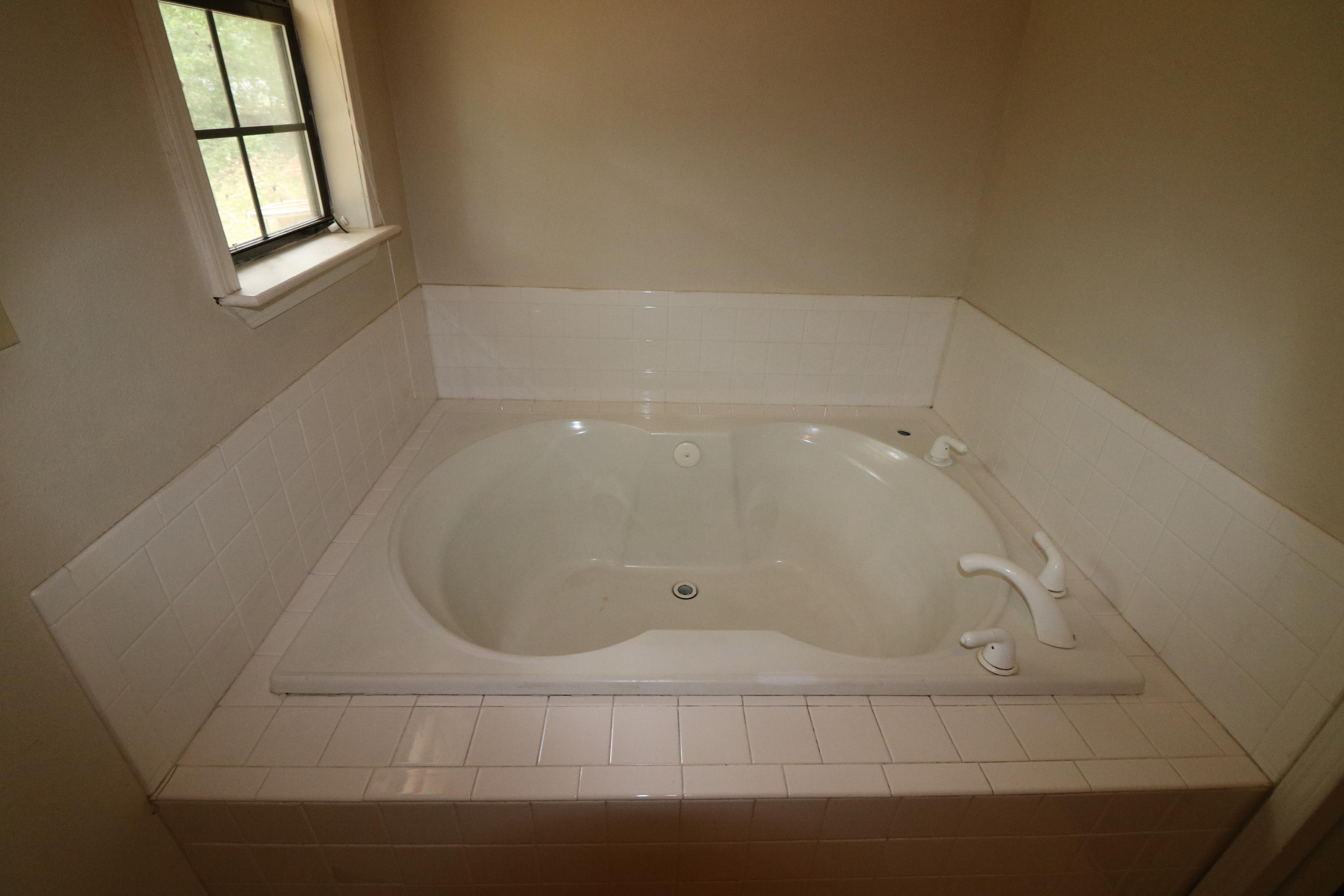 423 John King Road Crestview, FL 32539 - Photo 5 of 11 a bathroom with a bathtub