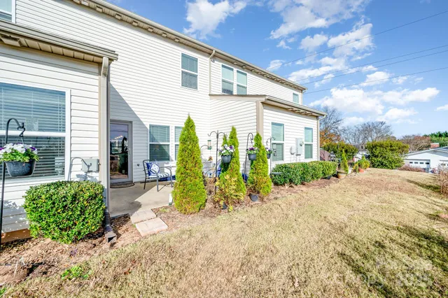 a view of a house with backyard and garden