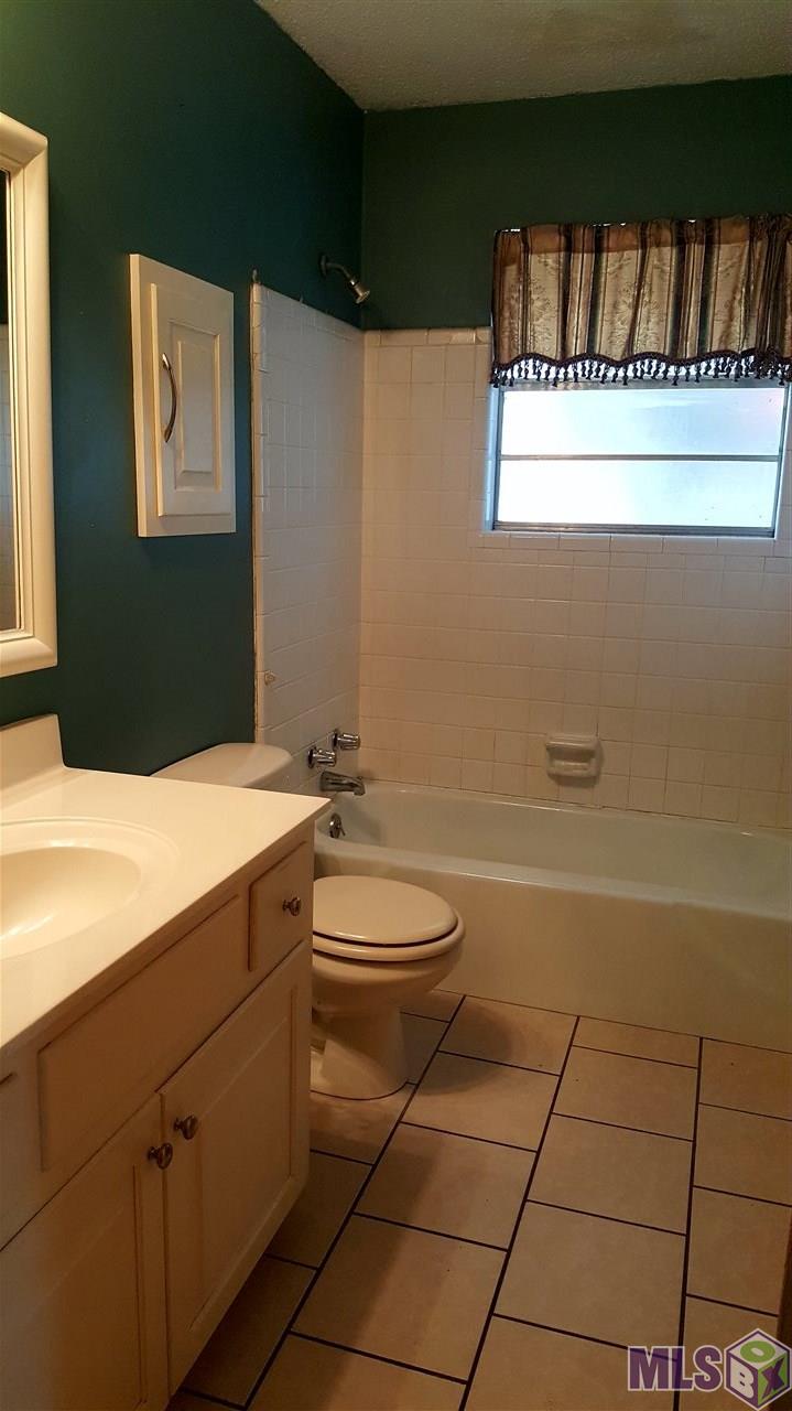 1785 Potwin Drive Baton Rouge, LA 70810 - Photo 8 of 14 Hall Bath