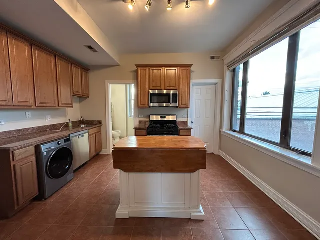 $2,175 | 1530 West Edgewater Avenue, Unit 2R, Chicago, IL 60660