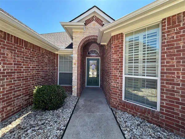 $2,300 | 8445 Arroyo Lane, Benbrook, TX 76126