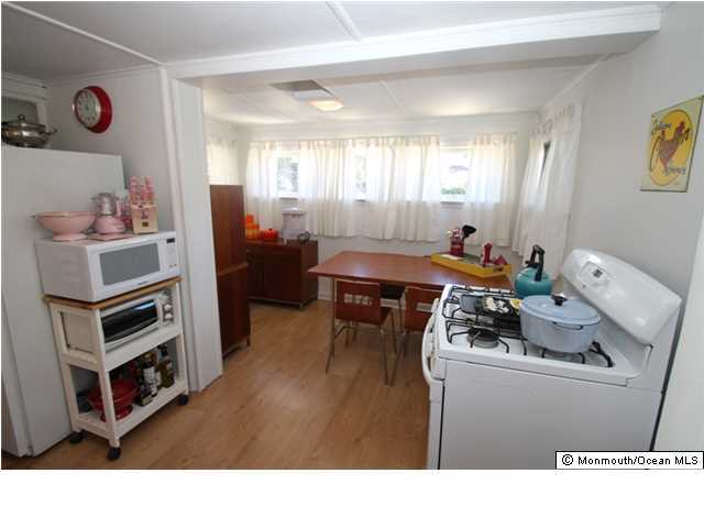 814 Sinclair Road Point Pleasant, NJ 08742 - Photo 5 of 23 a living room with furniture and a table