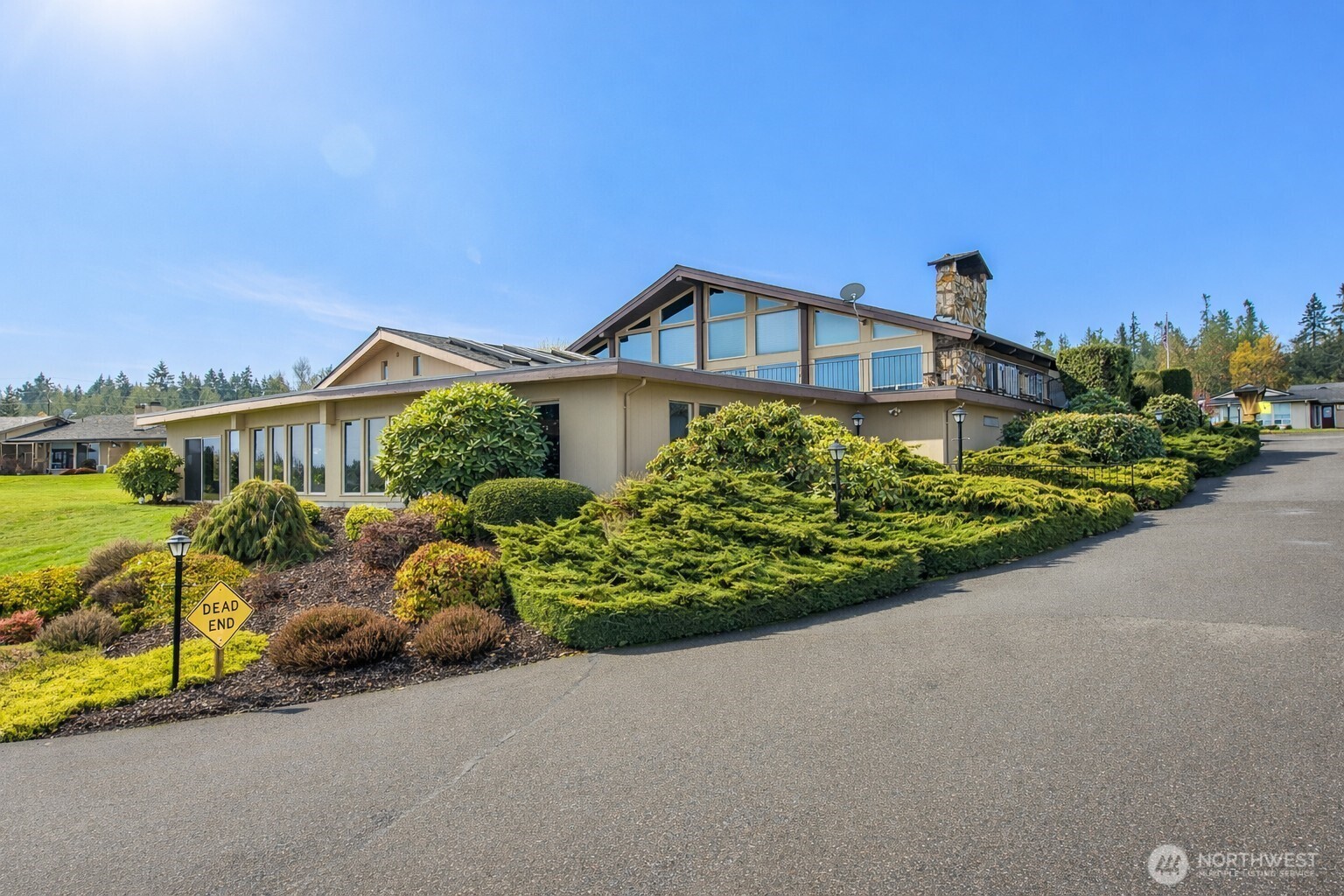 1301 South 3rd Avenue, Unit 19D Sequim, WA 98382 - Photo 27 of 35 a front view of a house with a garden