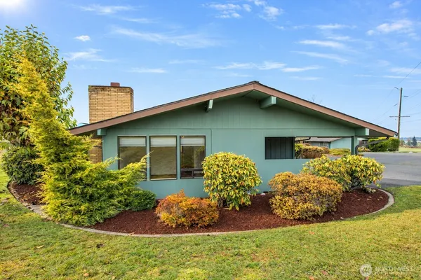 a front view of house with yard and garage