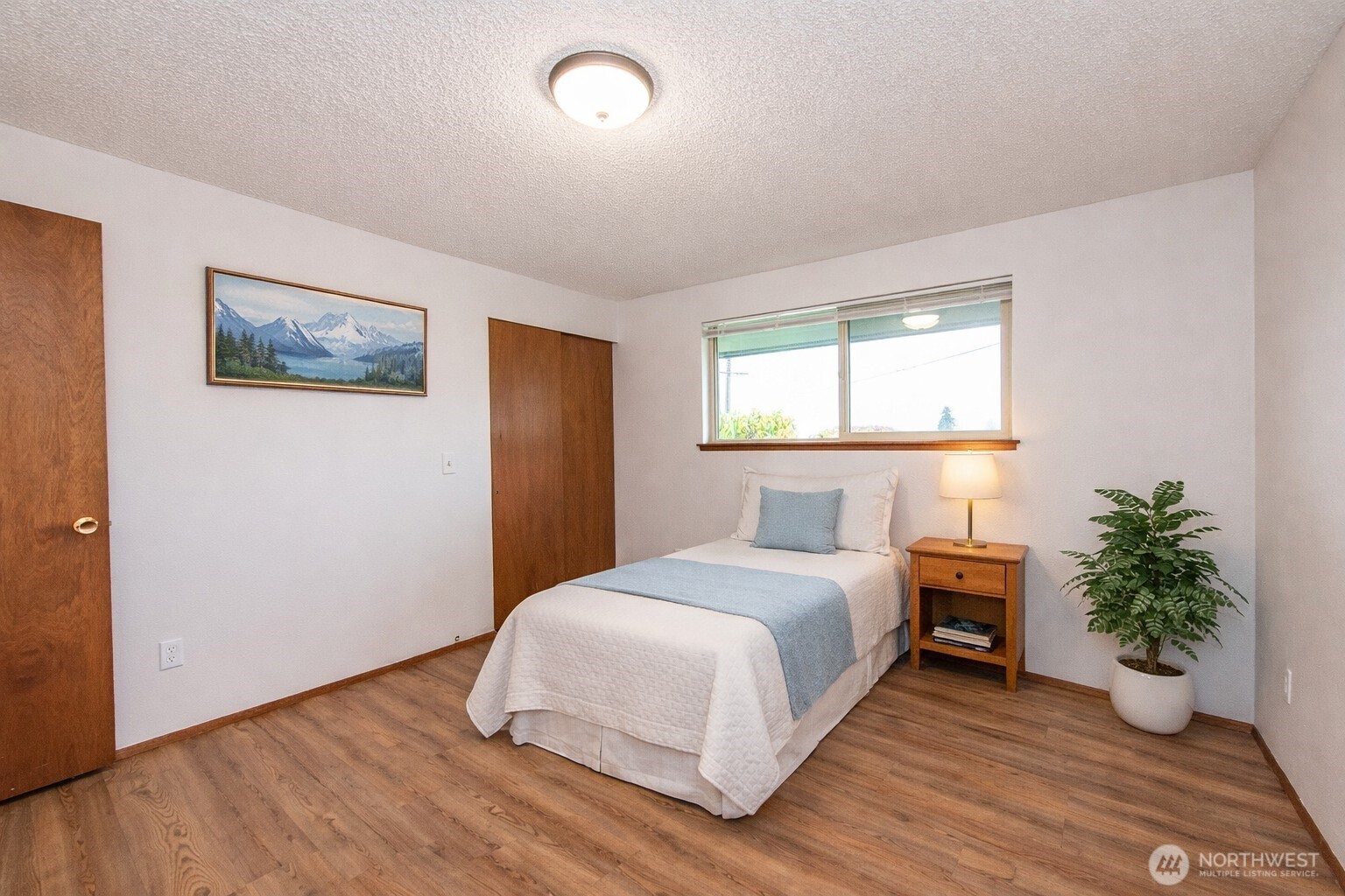 1301 South 3rd Avenue, Unit 19D Sequim, WA 98382 - Photo 6 of 35 a bedroom with a bed and a potted plant
