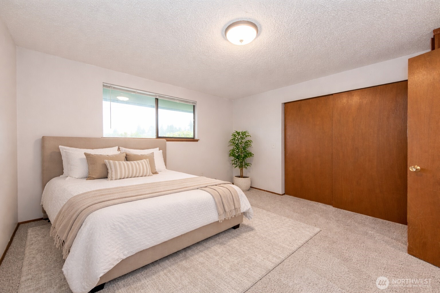 1301 South 3rd Avenue, Unit 19D Sequim, WA 98382 - Photo 9 of 35 a bedroom with a bed potted plant and a window