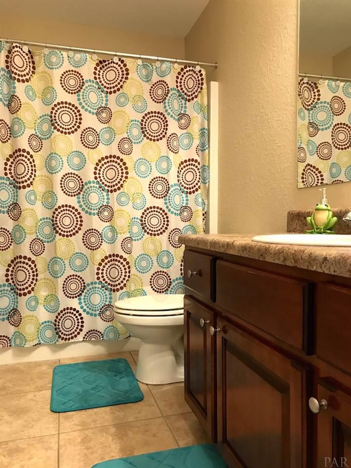 9956 Nichols Lake Road Milton, FL 32583 - Photo 33 of 41 Bathroom between additional bedrooms
